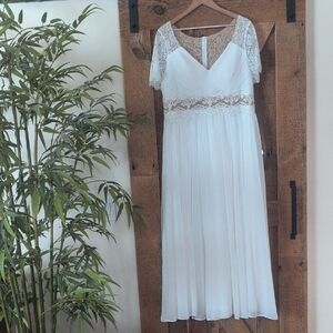 Elegant White Lace Wedding Dress - EUC